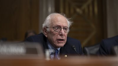 سيناتور أمريكي يهاجم حكومة نتنياهو: متطرفة، وتجويع أطفال غزة جريمة حرب