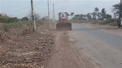 رفع ناتج التطهير بالطريق الرئيسي بالدراكسة منية النصر في الدقهلية 