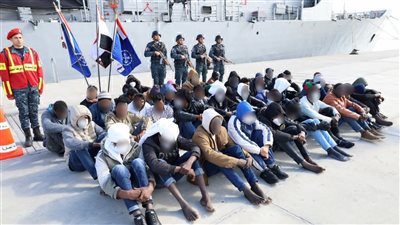  القوات البحرية تشارك في إنقاذ مركب هجرة غير شرعية بعد تعرضه للغرق 