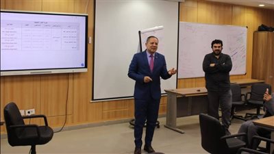 رئيس جامعة دمياط يتفقد مركز التطوير المهني ويشيد بدور الورش التدريبية