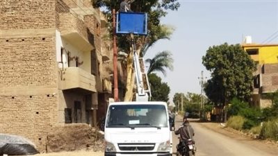 تركيب كشافات إنارة بالمريس في الأقصر استجابة لشكاوى الأهالي (صور)