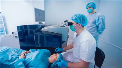 خبير عالمي في جراحة العيون يُجري عمليات مجانية بمستشفى الرمد بإمبابة