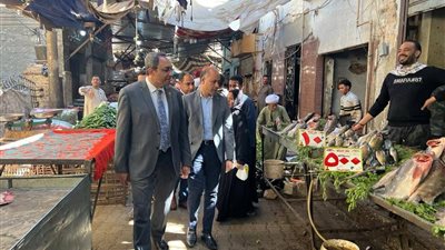 محافظ قنا يفاجئ أسواق الخضروات والمخابز ويوجه بتشديد الرقابة ورفع المخلفات