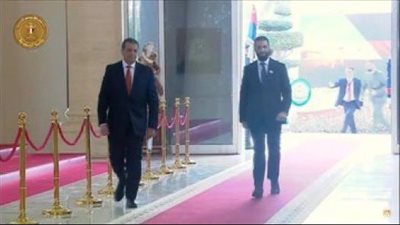 كيف استقبل الرئيس السيسي أحمد الشرع بمقر انعقاد القمة العربية؟ (فيديو)