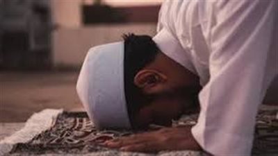 تفسير رؤية صلاة العشاء في المنام وعلاقتها بزوال الهموم والمشكلات 