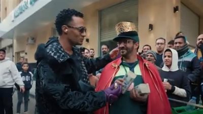 حظ الرصيف الأسود، محمد رمضان يمنح عامل نظافة 100 ألف جنيه (فيديو)