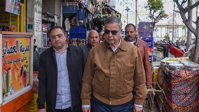 محافظ الإسكندرية يفاجئ سوق المنشية بجولة رقابية ويغلق المحال المخالفة