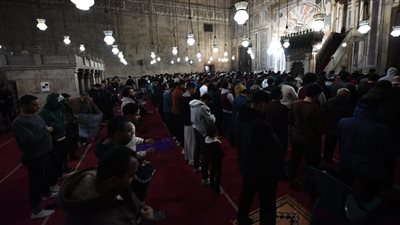 أجواء روحانية في صلاتي العشاء والتراويح بمسجد السلطان حسن (صور)