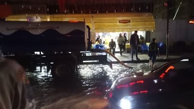 غرق شوارع العجمي بالإسكندرية بمياة الأمطار والأهالي يشاركون في عمليه كسح المياه (صور)