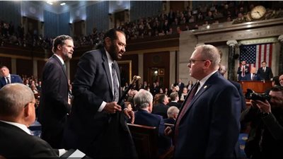 لحظة طرد نائب ديمقراطي أثناء كلمة ترامب في الكونجرس (فيديو)