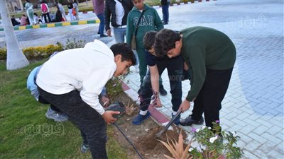 محاربو السرطان وأطفال أزرع خير يغرسون 300 شجرة بأورام الأقصر