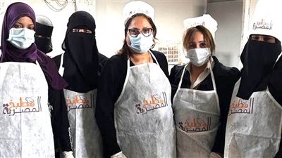 مسيحيون ومسلمون بالقومي للمرأة بسوهاج يجهزون وجبات إفطار لـ 230 صائما (صور)