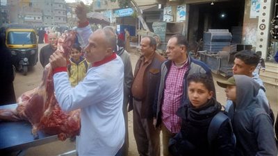 إقبال كثيف على سيارات بيع اللحوم المدعمة في الدقهلية 