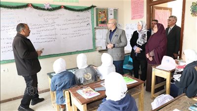 محافظ بني سويف يتفقد مدرسة إعدادية ويشدد على غرس قيم الولاء والانتماء 