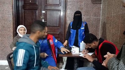 فرق متنقلة لتقديم الخدمات الصحية أمام دور العبادة بالإسماعيلية (صور) 