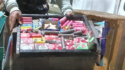 حملة لضبط مروجي الألعاب النارية بموقف قنا 