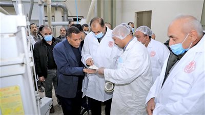 محافظ سوهاج ونائبه يتابعان أولى تطبيقات إضافة عنصر الحديد إلى الدقيق المدعم 