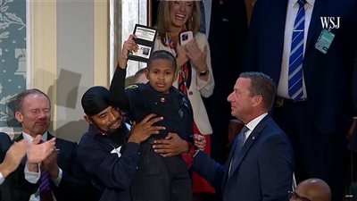 ترامب يعين طفلًا مصابًا بالسرطان في وكالة الخدمة السرية (فيديو)