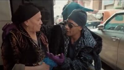 محمد رمضان لعجوز: هنطلعك عمرة، والسيدة ترد: أنا مسيحية وهذه أمنيتي (فيديو)