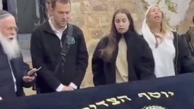 بعد إطلاق سراحها من الأسر بغزة، مجندة إسرائيلية تقتحم قبر النبي يوسف وتثير الغضب (فيديو) 