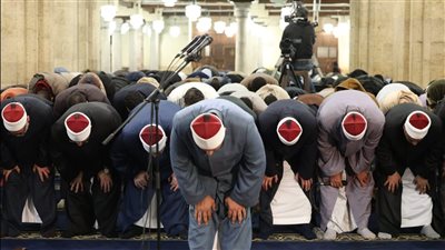 يبتغون فضلًا من الله ورضوانًا، آلاف المصلين يؤدون صلاتي العشاء والتراويح بالجامع الأزهر (صور)