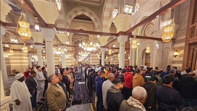 أم العواجز تستقبل ضيوف الرحمن، روحانيات خاصة بمسجد السيدة زينب بصلاتي العشاء والتراويح (ًصور)