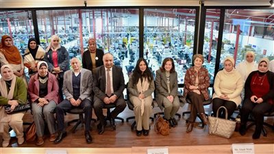 رئيسة مجلس السكان الدولي تتفقد مصانع الملابس بالعامرية 