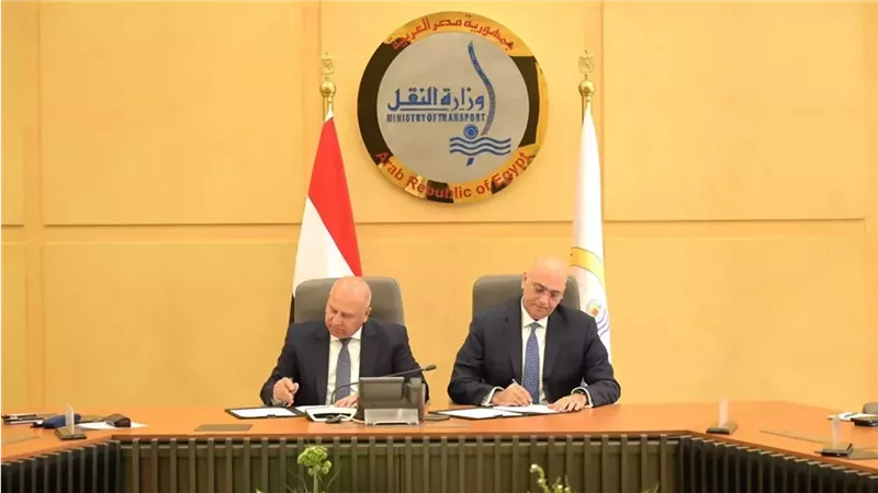 وزير النقل خلال التوقيع