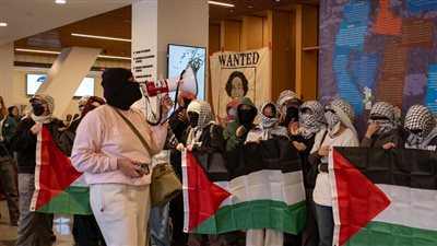متظاهرون مؤيدون لفلسطين يقتحمون مكتبة جامعة كولومبيا ويطلقون اسم الدكتور أبو صفية عليها (فيديو)