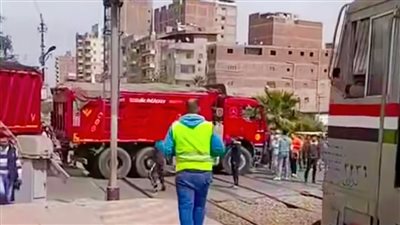 قبل اصطدام القطار بها، سحب سيارة نقل بعد تعطلها على مزلقان الشعبية بالغربية