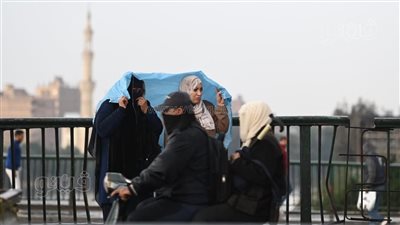 أمطار غزيرة وثلوج في القاهرة والجيزة والشمسيات البلاستيكية سلاح المصريين لمواجهة المياه (صور)