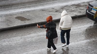 الأرصاد الجوية توضح موعد ارتداء الملابس الشتوية (فيديو)