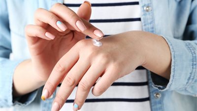 لحمايتهما من الجفاف، وصفات طبيعية للعناية باليدين في شهر رمضان