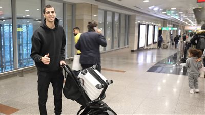 مطار القاهرة يستقبل البطل المصري علي فرج المصنف الأول عالميا في الإسكواش