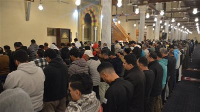 أجواء روحانية خاصة في صلاتي العشاء والتراويح بمسجد عمرو بن العاص (صور)