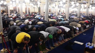 يبتغون فضلًا من الله ورضوانًا، آلاف المصلين يؤدون العشاء والتراويح بالجامع الأزهر (صور) 