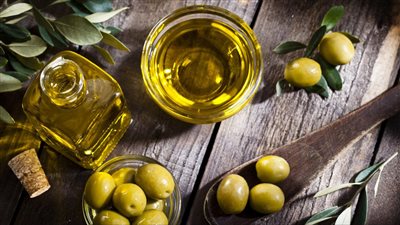 سر العناية الطبيعية والتغذية العميقة، فوائد زيت الزيتون للشعر 