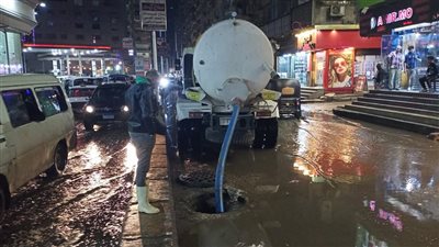 محافظ الجيزة يتابع عمليات شفط مياه الأمطار لتسهيل الحركة المرورية