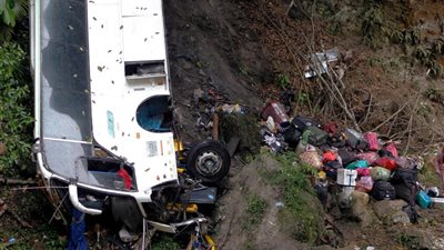 سقوط حافلة تقل 45 راكبًا من منحدر في البرازيل