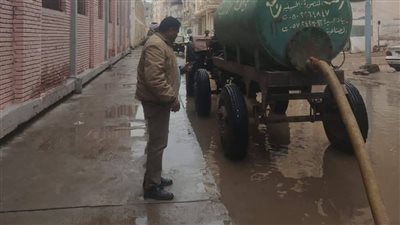 استمرار شفط وكسح مياه الأمطار من شوارع الدقهلية (صور)
