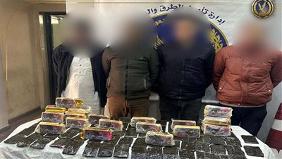 ضبط 4 تجار مخدرات بحوزتهم 22 كيلو حشيش داخل سيارة بمدينة بدر 