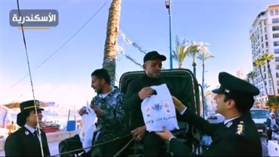 الداخلية توزع وجبات إفطار على المواطنين بالطرق (فيديو وصور)