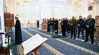 لحظة أداء السيسي صلاة الجمعة مع طلبة الأكاديمية العسكرية المصرية