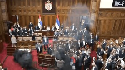 قنابل دخان وغاز الدموع داخل قاعة البرلمان الصربي، اعرف القصة