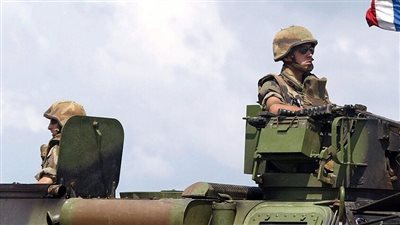 فرنسا تسلم قاعدتين عسكريتين إلى السلطات السنغالية