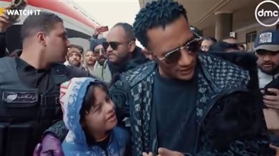 محمد رمضان يمنح 100 ألف جنيه لبطل من ذوي الهمم وفرحة هيسترية لوالدته (فيديو)