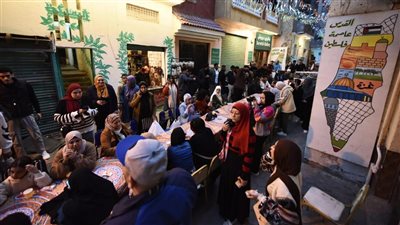 إفطار جماعي في حارة درويش، لقاء إنساني يجمع الغرباء برمضان (صور) 