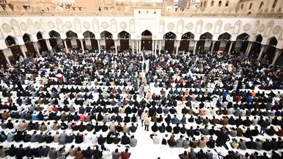 شاهد، لحظة إفطار 4 آلاف طالب بالجامع الأزهر 