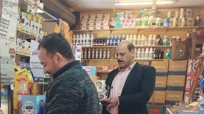 التحفظ على مواد غذائية ومقرمشات منتهية الصلاحية في حملة تموينية بالإسكندرية 