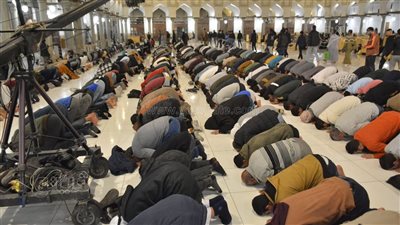 في ذكرى تأسيسه، آلاف المصلين يؤدون العشاء والتراويح بالجامع الأزهر (صور)